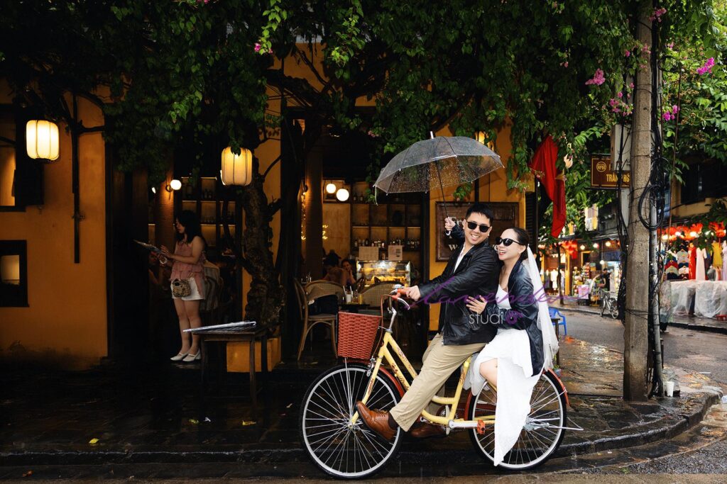 Trang phục cặp đôi chụp ảnh cưới tự nhiên ở Hội An