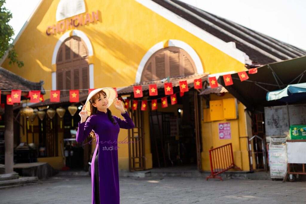 Trang phục chụp hình cưới với áo dài ở Hội An