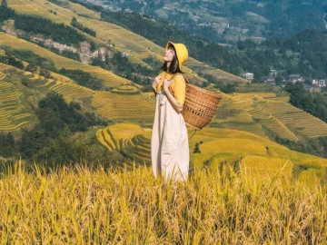 Mấy c e ở phòng có món quà nhỏ gọi tặng e, quà kỷ niệm, nhớ giữ gìn cẩn thận nhé  Mấy c e ở phòng có món quà nhỏ gọi tặng e, quà kỷ niệm, nhớ giữ gìn cẩn thận nhé