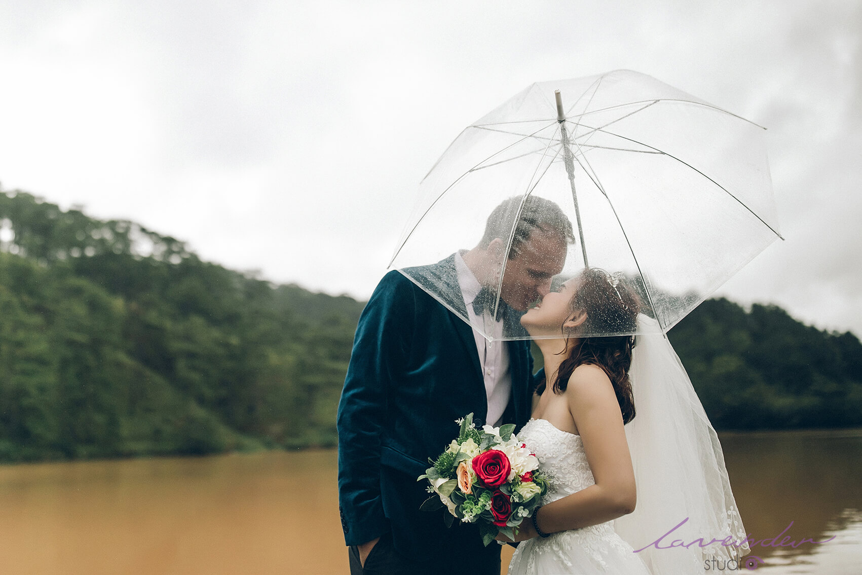 chụp ảnh cưới dưới mưa