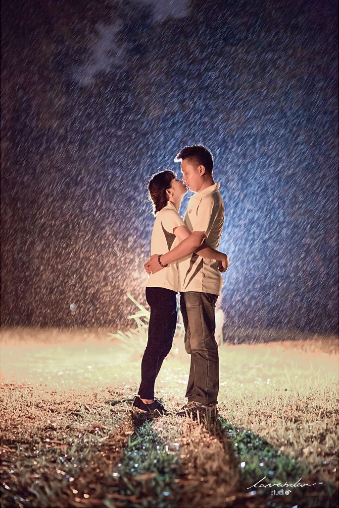 chụp hình cưới dưới mưa