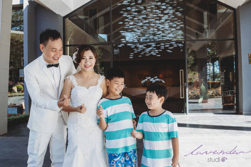 Chụp hình kỷ niệm cưới cùng gia đình tại Đà Nẵng
