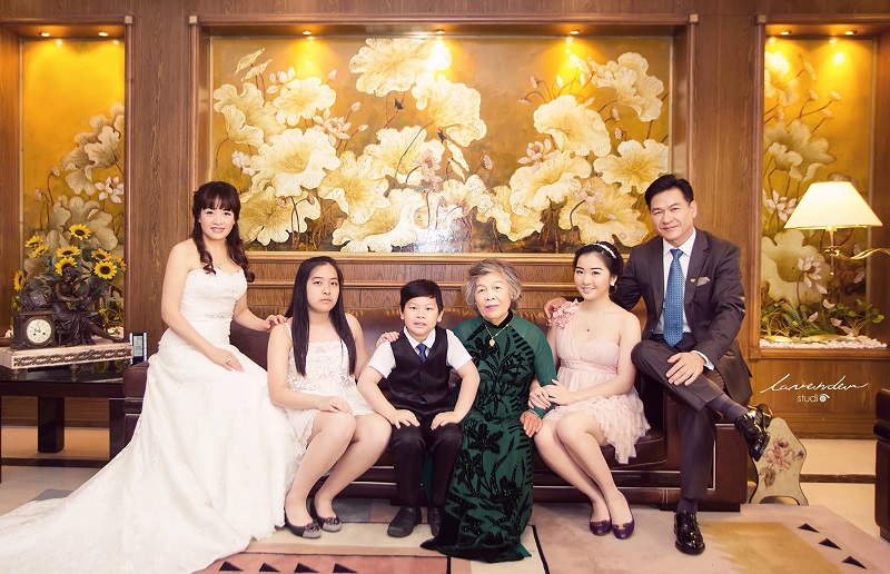 Chụp ảnh kỷ niệm cưới cùng gia đình ở Hà Nội