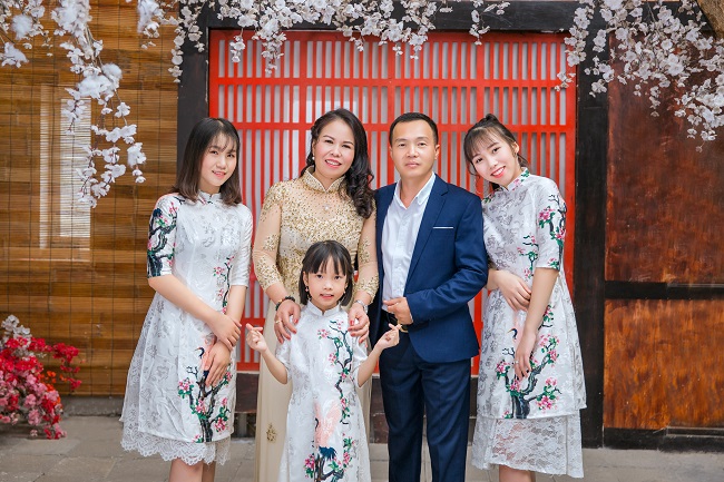 Chụp Ảnh Gia Đình Tết Phong Cách Truyền Thống: Áo Dài Mai Đào Lên Ngôi Mùa Lễ Hội Chụp Ảnh Gia Đình Tết Phong Cách Truyền Thống: Áo Dài Mai Đào Lên Ngôi Mùa Lễ Hội