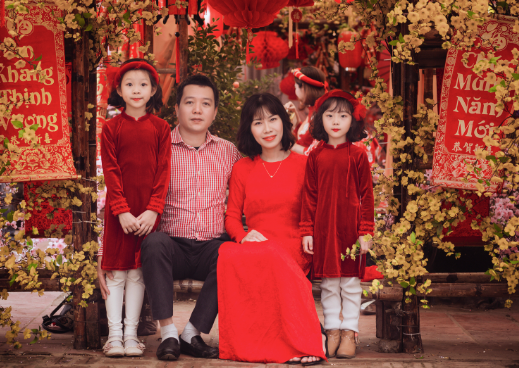Chụp Ảnh Gia Đình Tết Phong Cách Truyền Thống: Áo Dài Mai Đào Lên Ngôi Mùa Lễ Hội Chụp Ảnh Gia Đình Tết Phong Cách Truyền Thống: Áo Dài Mai Đào Lên Ngôi Mùa Lễ Hội