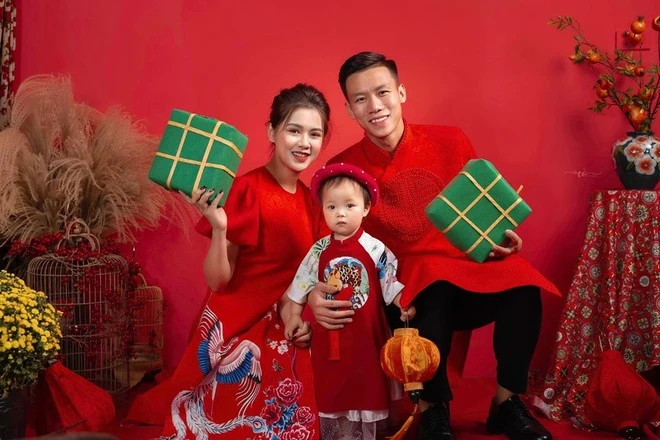 Chụp Ảnh Gia Đình Tết Phong Cách Truyền Thống: Áo Dài Mai Đào Lên Ngôi Mùa Lễ Hội Chụp Ảnh Gia Đình Tết Phong Cách Truyền Thống: Áo Dài Mai Đào Lên Ngôi Mùa Lễ Hội