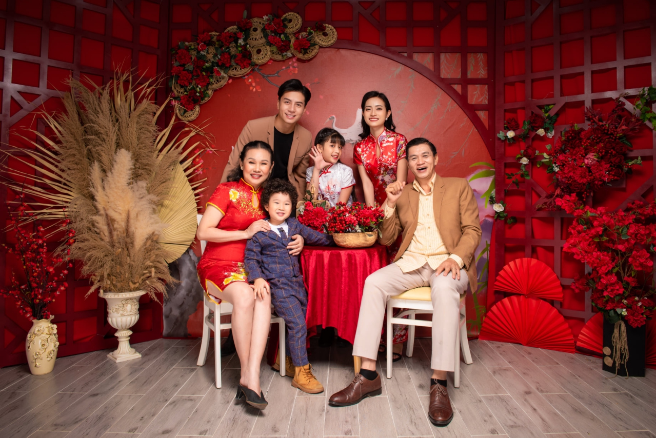 Chụp Ảnh Gia Đình Tết Phong Cách Truyền Thống: Áo Dài Mai Đào Lên Ngôi Mùa Lễ Hội Chụp Ảnh Gia Đình Tết Phong Cách Truyền Thống: Áo Dài Mai Đào Lên Ngôi Mùa Lễ Hội