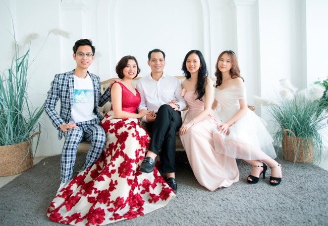 Chụp Ảnh Gia Đình Tết Phong Cách Truyền Thống: Áo Dài Mai Đào Lên Ngôi Mùa Lễ Hội Chụp Ảnh Gia Đình Tết Phong Cách Truyền Thống: Áo Dài Mai Đào Lên Ngôi Mùa Lễ Hội