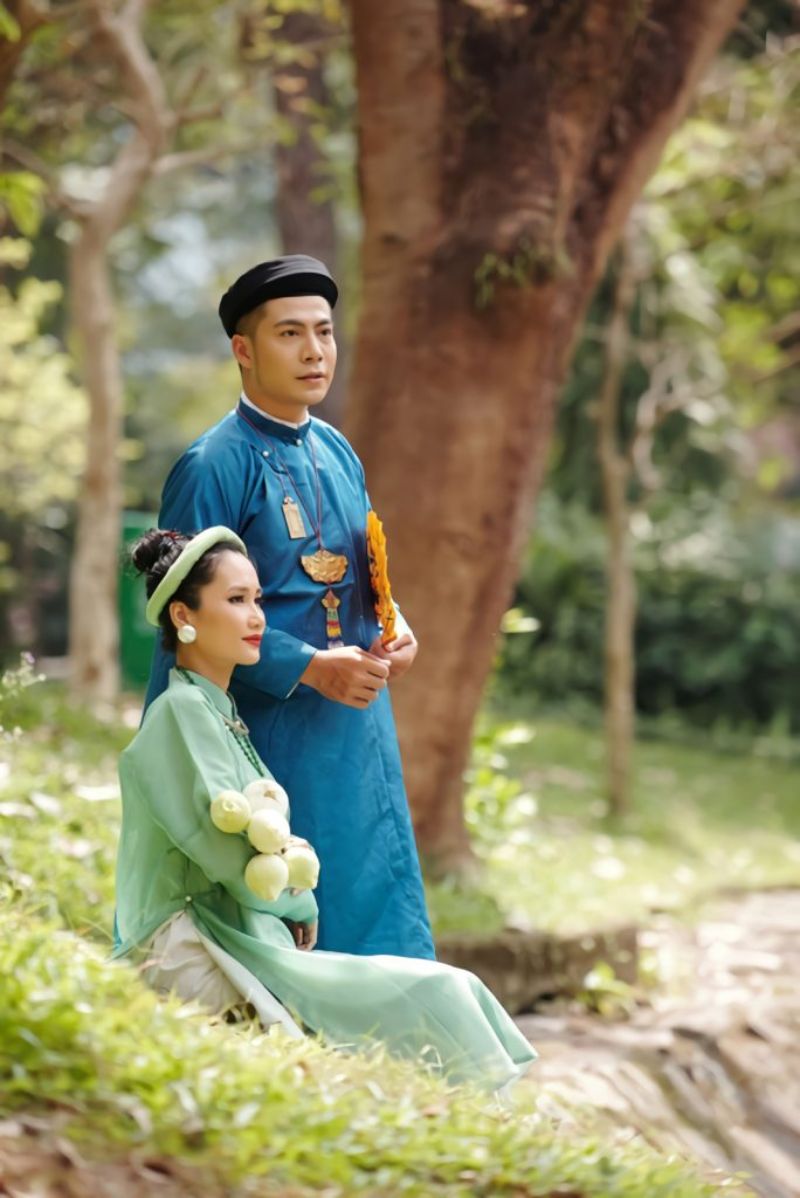 Chụp ảnh couple áo dài giữa rừng thông Đà Lạt đẹp như phim